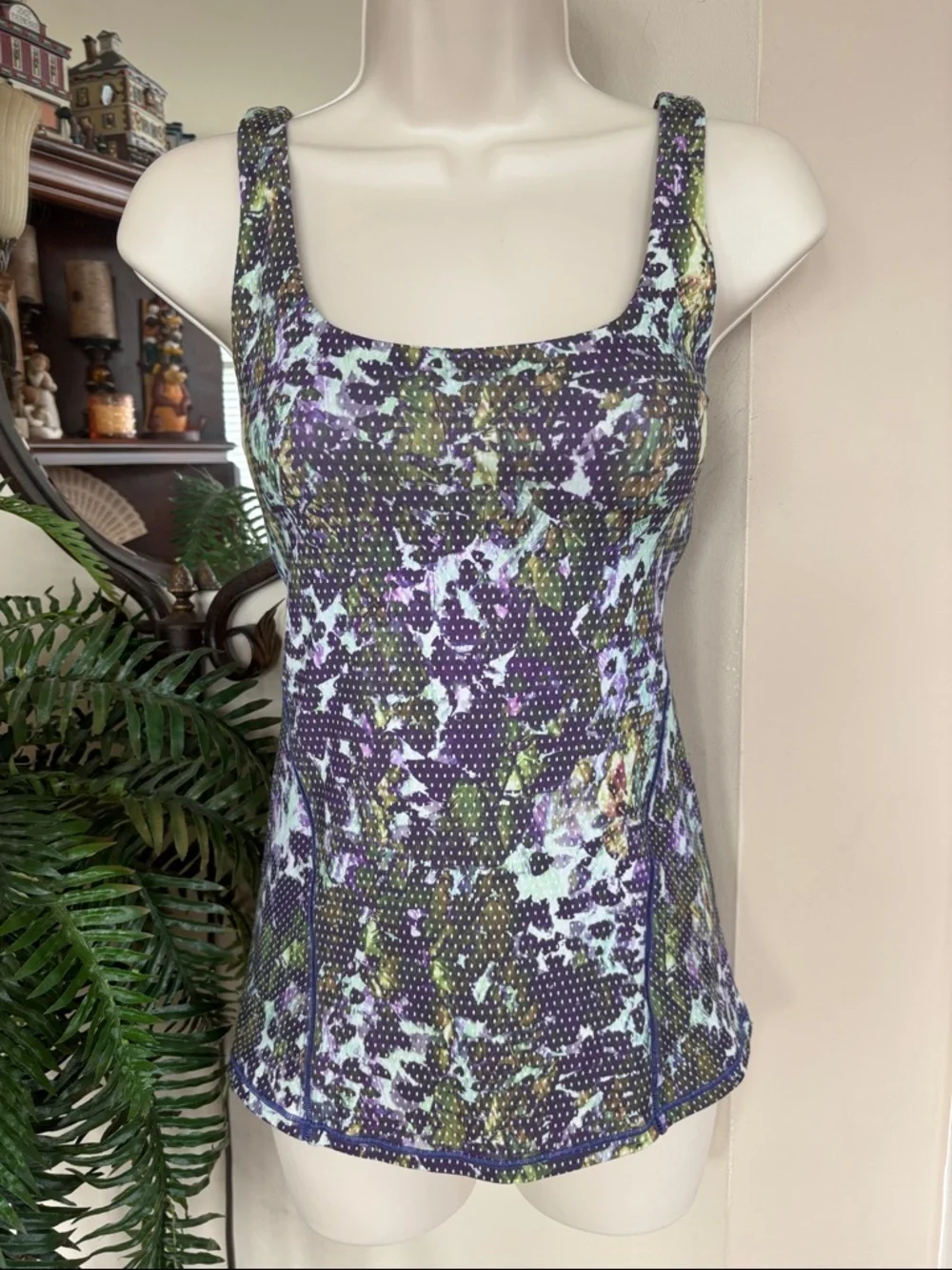 Lululemon Amala Tank Top Floral Sleeveless Scoop Neck Built-In Bra Purple Green